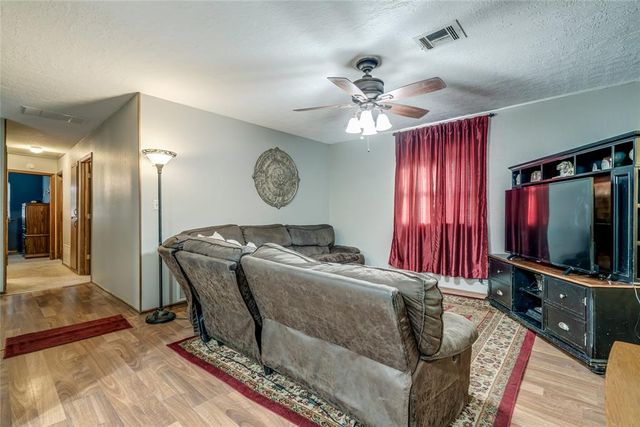 24 Ridgecrest Drive, Chickasha, OK 73018