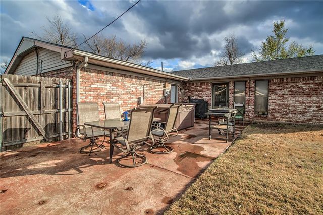 24 Ridgecrest Drive, Chickasha, OK 73018