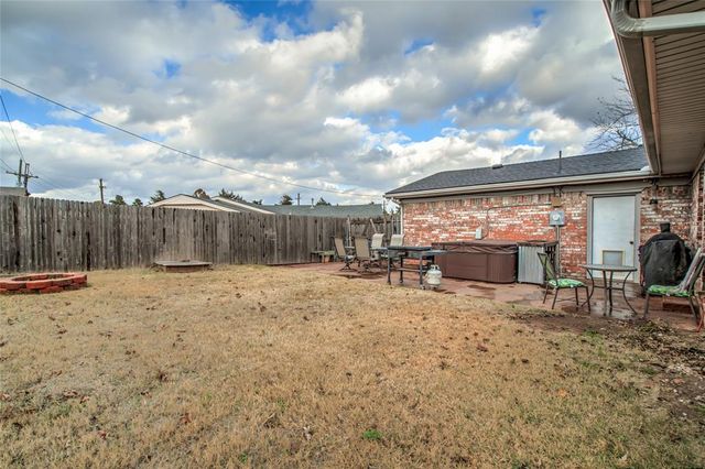24 Ridgecrest Drive, Chickasha, OK 73018