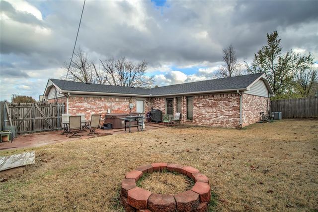 24 Ridgecrest Drive, Chickasha, OK 73018