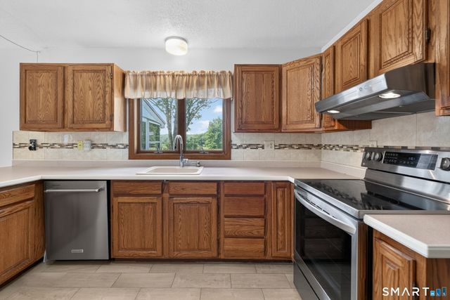 7 Massapeag Point Road, Montville, CT 06382