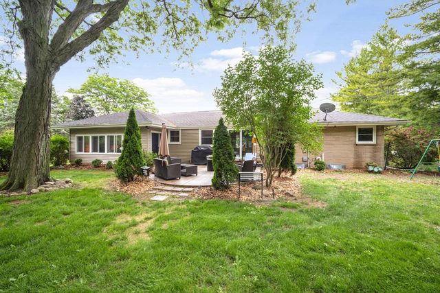 N51W15674 Fair Oak PARKWAY, Menomonee Falls, WI 53051