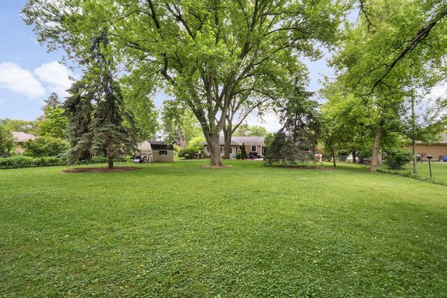 N51W15674 Fair Oak PARKWAY, Menomonee Falls, WI 53051
