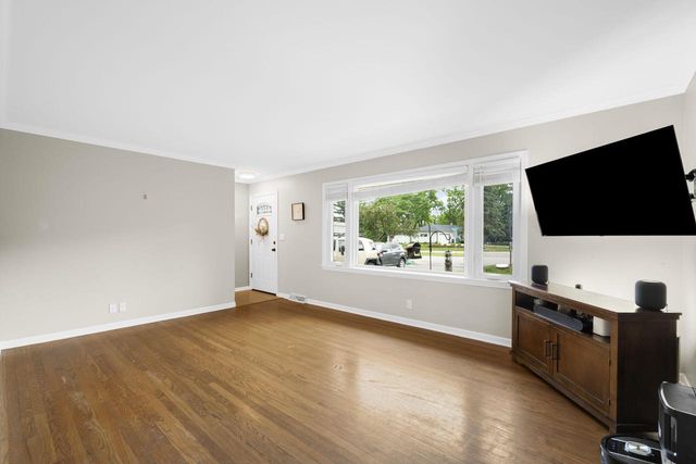 N51W15674 Fair Oak PARKWAY, Menomonee Falls, WI 53051