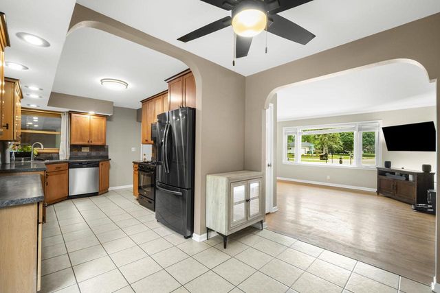 N51W15674 Fair Oak PARKWAY, Menomonee Falls, WI 53051