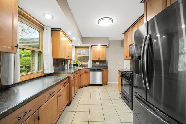 N51W15674 Fair Oak PARKWAY, Menomonee Falls, WI 53051