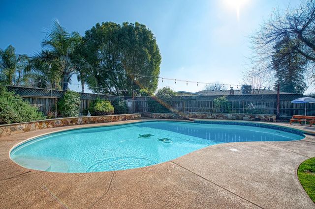 1557 W Warner Avenue, Fresno, CA 93711