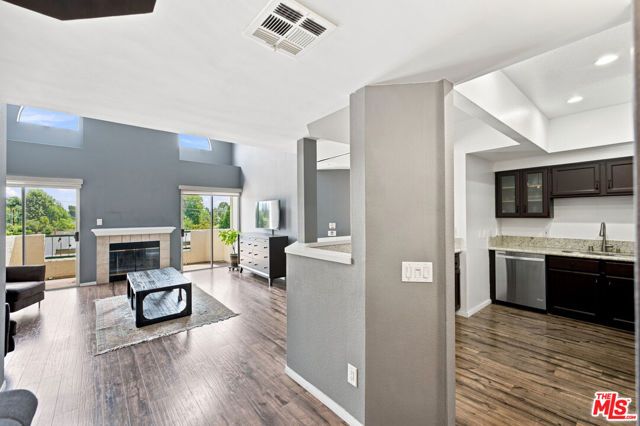 14347 Albers Street 302, Los Angeles, CA 91401
