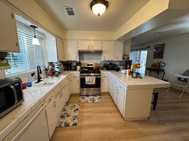 201 E Lois Avenue, Tulare, CA 93274