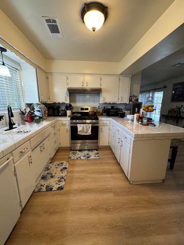 201 E Lois Avenue, Tulare, CA 93274