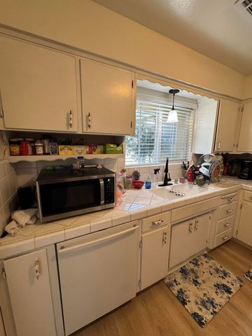 201 E Lois Avenue, Tulare, CA 93274