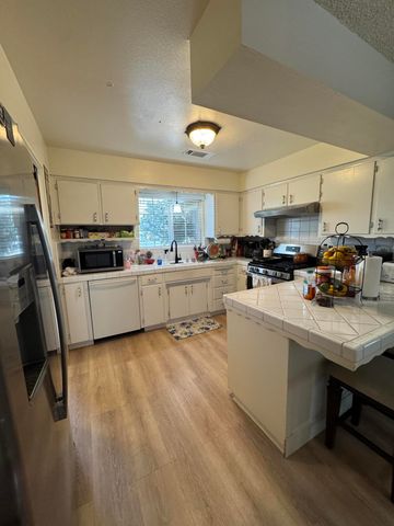 201 E Lois Avenue, Tulare, CA 93274