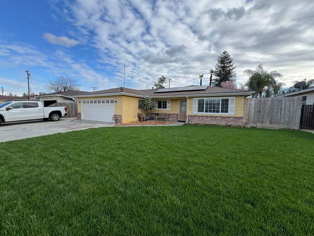 201 E Lois Avenue, Tulare, CA 93274