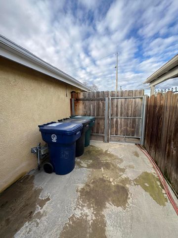 201 E Lois Avenue, Tulare, CA 93274