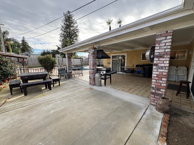 201 E Lois Avenue, Tulare, CA 93274