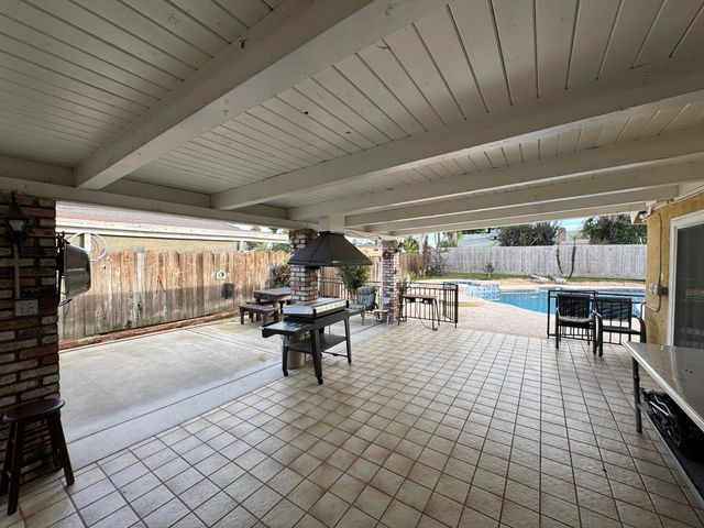 201 E Lois Avenue, Tulare, CA 93274