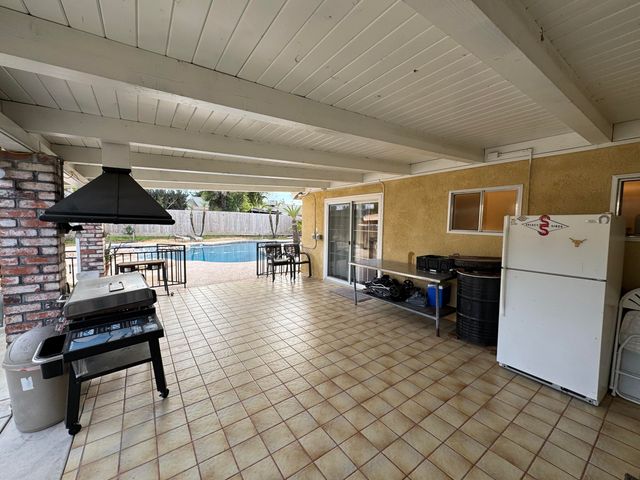 201 E Lois Avenue, Tulare, CA 93274