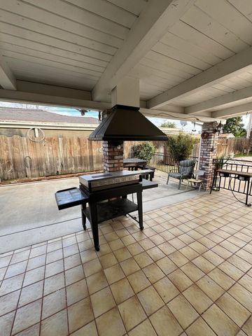 201 E Lois Avenue, Tulare, CA 93274