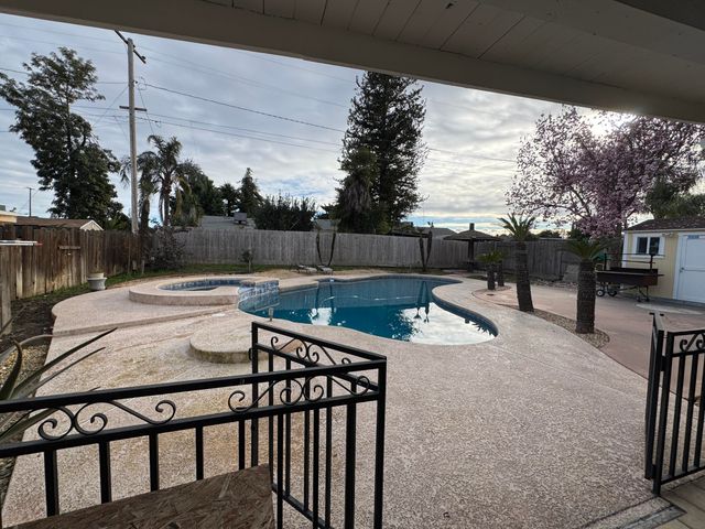 201 E Lois Avenue, Tulare, CA 93274