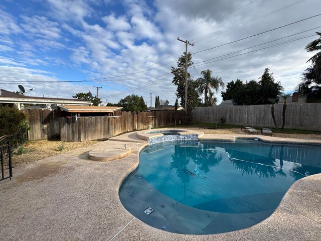 201 E Lois Avenue, Tulare, CA 93274