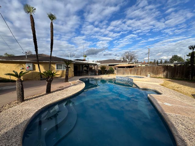 201 E Lois Avenue, Tulare, CA 93274