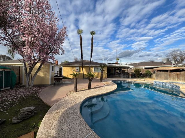 201 E Lois Avenue, Tulare, CA 93274