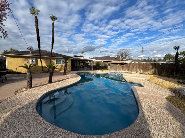 201 E Lois Avenue, Tulare, CA 93274