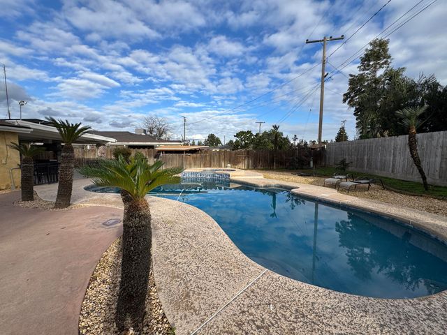 201 E Lois Avenue, Tulare, CA 93274