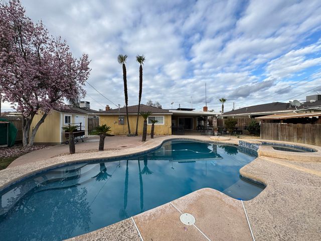 201 E Lois Avenue, Tulare, CA 93274