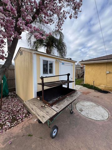 201 E Lois Avenue, Tulare, CA 93274
