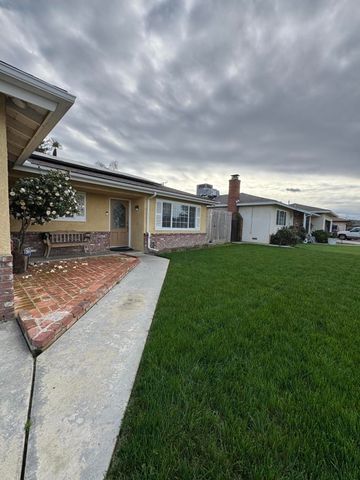 201 E Lois Avenue, Tulare, CA 93274