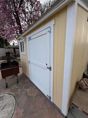 201 E Lois Avenue, Tulare, CA 93274