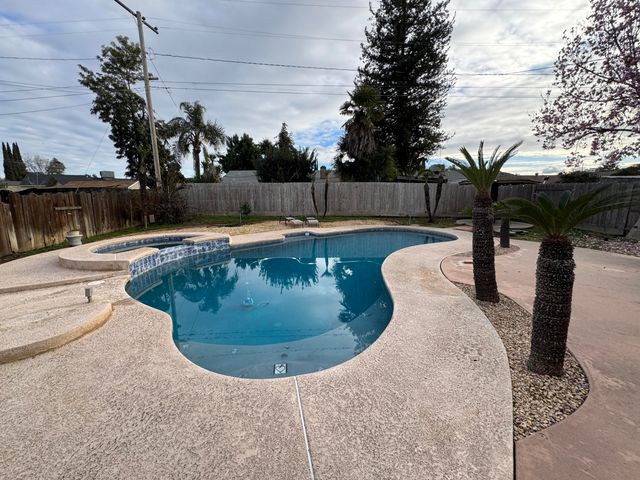 201 E Lois Avenue, Tulare, CA 93274