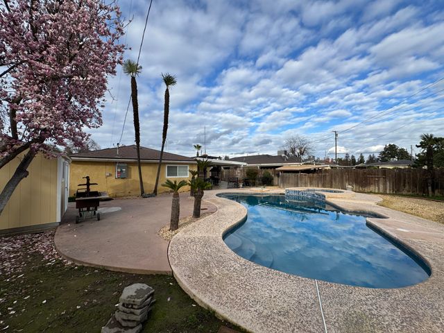 201 E Lois Avenue, Tulare, CA 93274