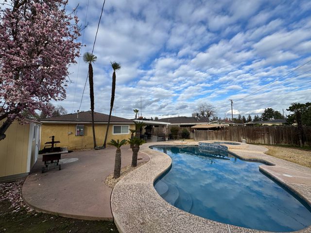 201 E Lois Avenue, Tulare, CA 93274