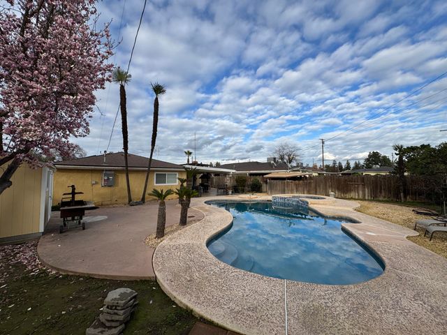 201 E Lois Avenue, Tulare, CA 93274