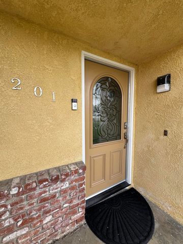 201 E Lois Avenue, Tulare, CA 93274