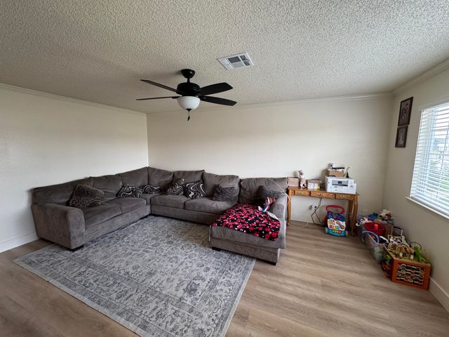 201 E Lois Avenue, Tulare, CA 93274