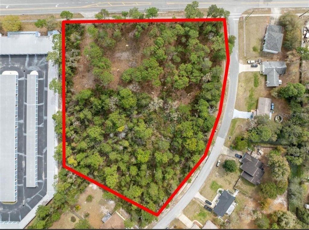 Image 4 of property listing at 1370 COURTLAND BLVD, Deltona, FL 32738