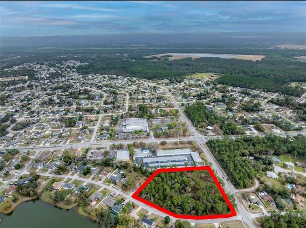 Image 8 of property listing at 1370 COURTLAND BLVD, Deltona, FL 32738