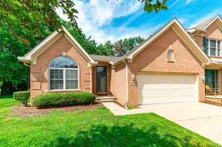 23706 W West Lake Circle 36, Brownstown, MI 48183