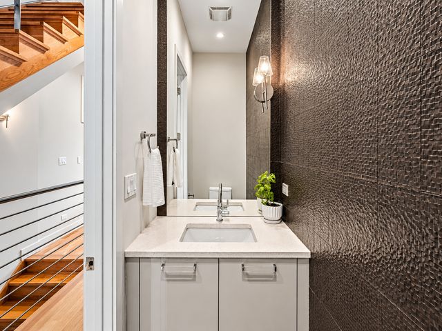 1824 W Superior Street, Chicago, IL 60622