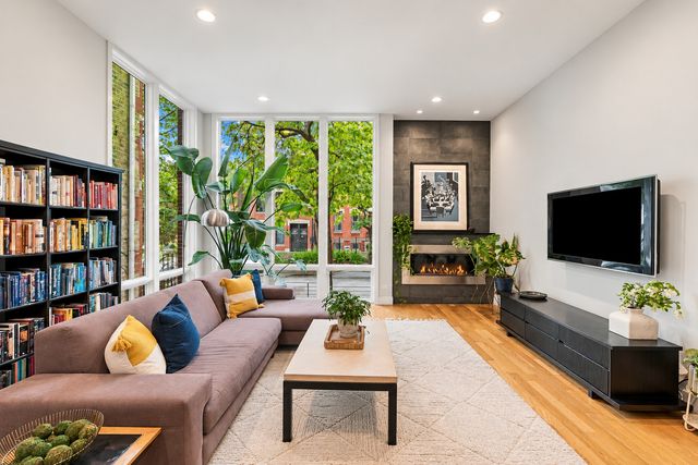 1824 W Superior Street, Chicago, IL 60622