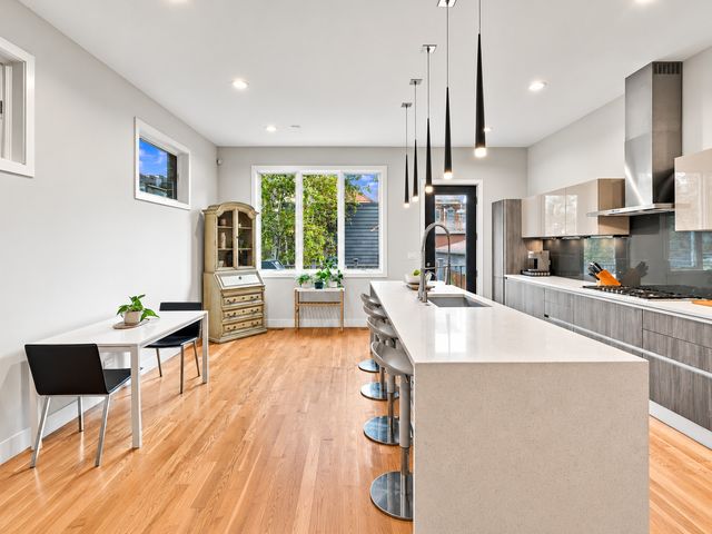 1824 W Superior Street, Chicago, IL 60622