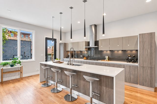 1824 W Superior Street, Chicago, IL 60622