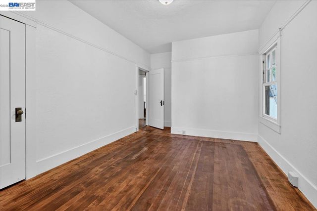 950 Loomis Ct, Oakland, CA 94606