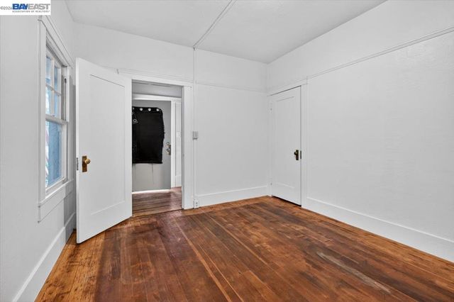 950 Loomis Ct, Oakland, CA 94606