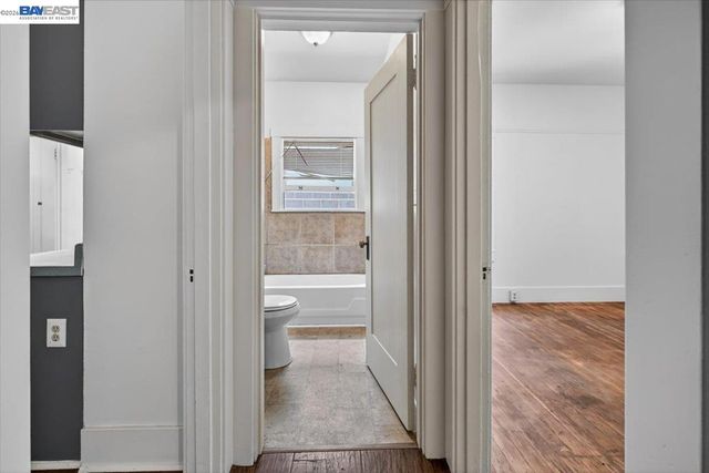 950 Loomis Ct, Oakland, CA 94606