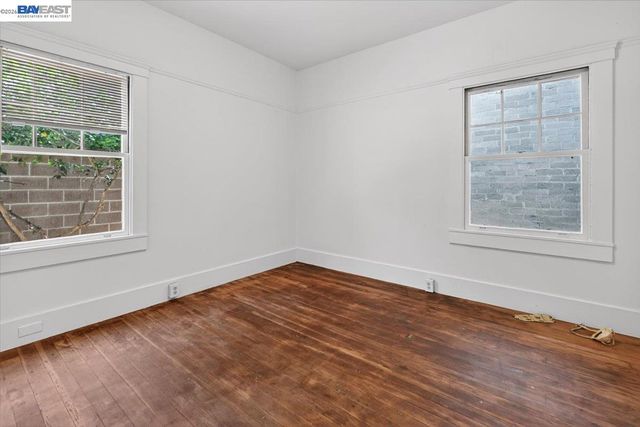 950 Loomis Ct, Oakland, CA 94606
