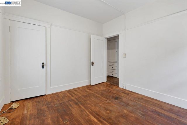 950 Loomis Ct, Oakland, CA 94606